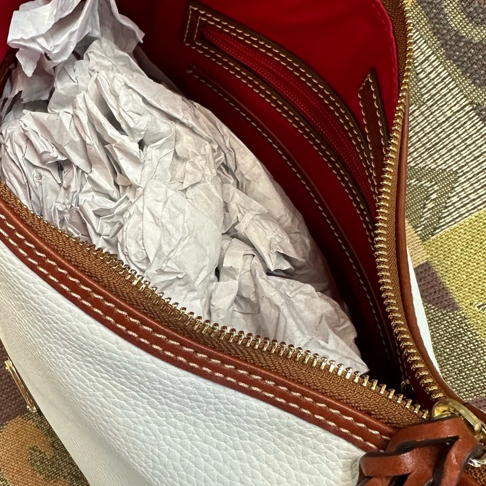 White tote or shoulder purse